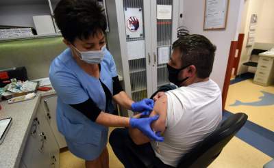 Nagrody i kary dla lekarzy: mają dzwonić i namawiać pacjentów na szczepienie