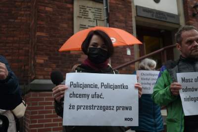 „Politycy precz od policji!” Pikieta przed Komendą Miejską