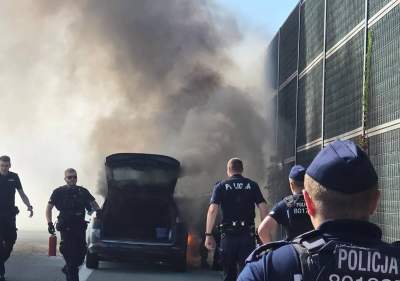Niecodzienna akcja krakowskich policjantów. Płonące auto, a w środku starsze małżeństwo