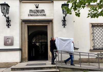 Wywożą eksponaty z Muzeum Etnograficznego, "relokacja będzie kontynuowana"