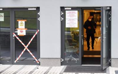 Rośnie liczba zakażonych umierających poza szpitalami