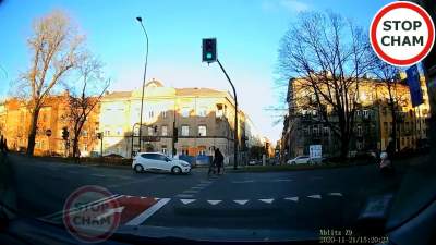 Auto wjechało na czerwonym świetle, rowerzysta cudem uniknął zderzenia