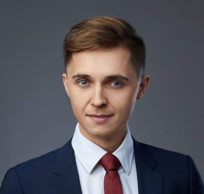 Został najmłodszym w historii profesorem tytularnym w Polsce. Absolwent UJ