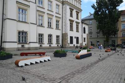 O co ten hałas? Artystyczne ławki na placu Wolnica łączą sztukę i użyteczność