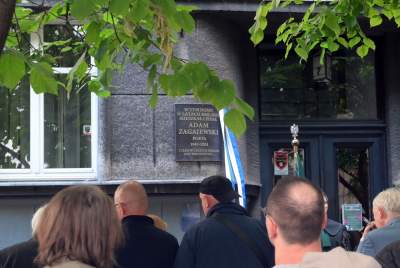 Dziś skończyłby 77 lat. Na kamienicy, w której mieszkał Adam Zagajewski odsłonięto pamiątkową tablicę