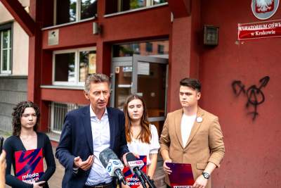 Młoda Lewica: antykoncepcja od 15. roku życia, edukacja seksualna bez księży