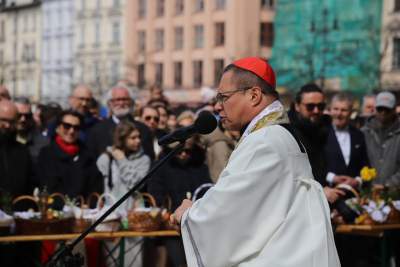 Kard. Ryś podczas święcenia pokarmów: "w czasie Paschy nawet dzieci piły cztery kielichy wina"