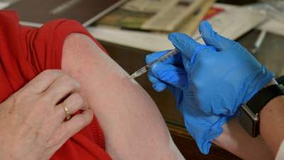 W Krakowie pacjenci nie chcą szczepionki AstraZeneca. Prof. Matyja: zalecam ostrożność