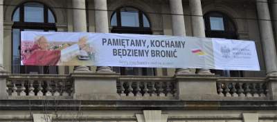 Wojewoda wiesza na Urzędzie prywatny baner, wzywa do modlitwy i uchwał w obronie Jana Pawła II