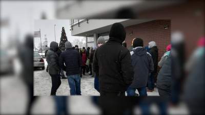 W Brzegach tłum ludzi czekał na żywność: "traktują nas jak bydło". Caritas odpowiada