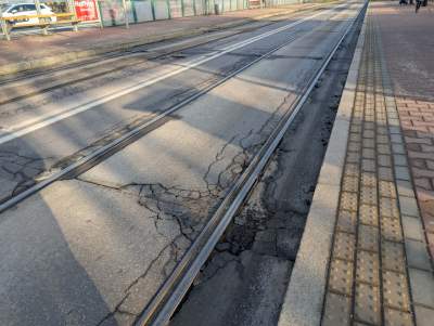 Buspas w stanie zupełnej rozsypki. W zasadzie to "dziurpas"