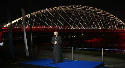 Abp Jędraszewski poświęcił nowe mosty kolejowe na Wiśle, wieczorna feta z laserami