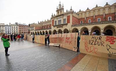 "Chora zapora, mur to wał". Protest na Rynku Głównym