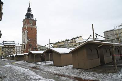 Betonowe zapory na Rynku Głównym, na czas Jarmarku Bożonarodzeniowego