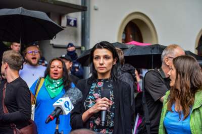 Przed komisariatem raz jeszcze opowiedziała, jak upokorzyła ją policja. Protest setek osób