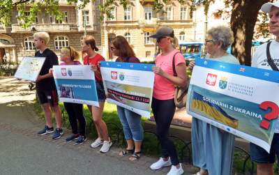 Uchodźcy muszą opuścić akademiki UJ. Pikieta przed Collegium Novum