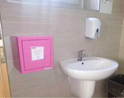 Różowe skrzyneczki we wszystkich krakowskich szkołach. Przemilczany problem