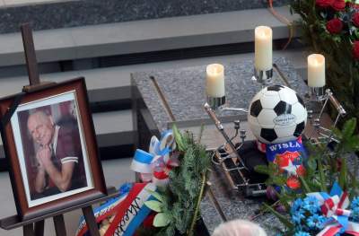 Urna w kształcie piłki, szalik Wisły... Pogrzeb Andrzeja Iwana