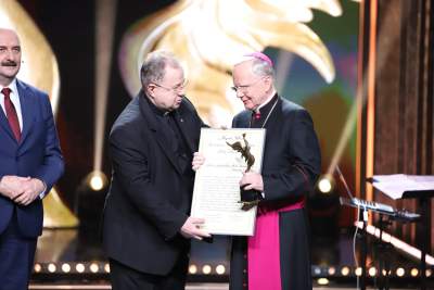Abp Jędraszewski odebrał nagrodę za "walkę z gender, LGBT, skrajnym feminizmem..."