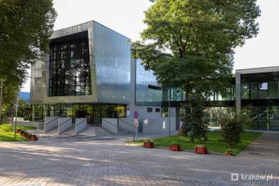Imponujący nowy, szkolny budynek. Tu odbyła się oficjalna inauguracja