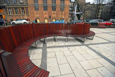 Uszkodzona ławka na placu Biskupim. Naprawią w ramach gwarancji