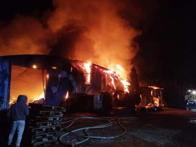 Groźny pożar w Wieliczce, spłonął magazyn z papierem