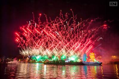 Efektowne show w zakolu Wisły pod Wawelem, wielki powrót smoków