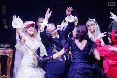 Władze wojewódzkie chcą za to odwołać dyrektora, a miasto Kraków nagradza