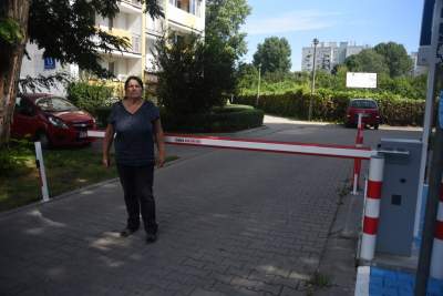 Szlabanem w sąsiadkę: konflikt na osiedlu Podwawelskim