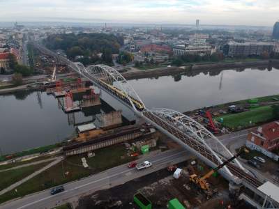 Po starym moście zostały resztki filarów. Za rok ma być gotowa nowa przeprawa