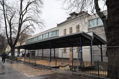 Jednych cieszy powrót kultowej knajpy, inni protestują: "Usunąć tę wiatę"