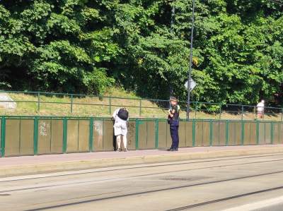 Bazgrolił po ogrodzeniu. "Zachęcony" przez funkcjonariuszy sam to wyczyścił