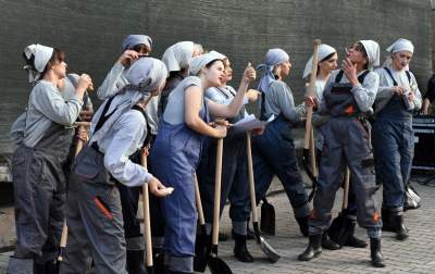 Wyjątkowa ekipa rozpoczęła budowę wyjątkowego teatru