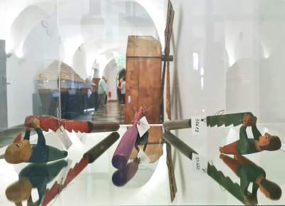 Dlaczego ławki na placu Wolnica przypominają odwróconą piłę? Wystarczy wejść do Muzeum…