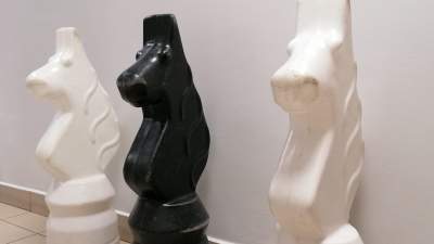 Ukradli figury z szachownicy w parku. „Każdy chciał mieć konia w pokoju”