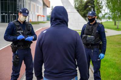 Przestępcy wpadli w ręce policji, bo... nie nosili maseczek