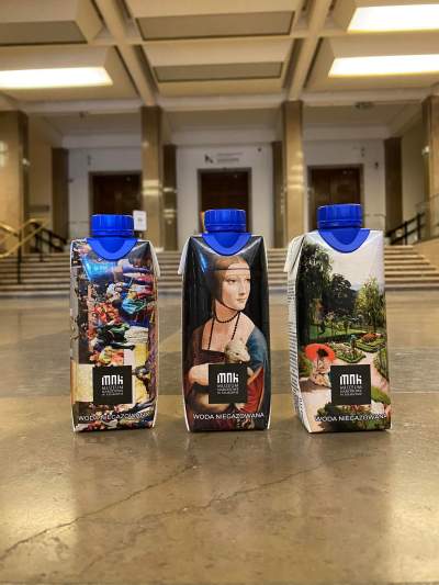 Po co zapakowano wodę w kartony? Muzeum tłumaczy się z akcji promocyjnej