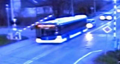 Tak kierowcy w Krakowie igrają z życiem na przejazdach kolejowych