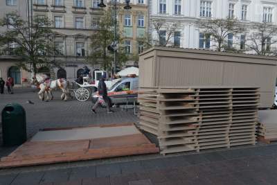 Jarmark bożonarodzeniowy w innej części Rynku, kwiaciarki się skarżyły...