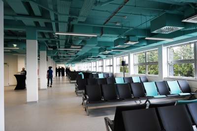 Terminal wspierający na lotnisku w Balicach otwarty. Rozładuje kolejki?