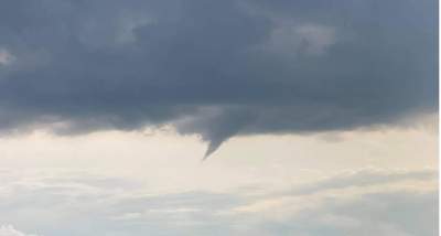 Zalążek trąby powietrznej nad Krakowem. Zjawisko trwało kilka minut