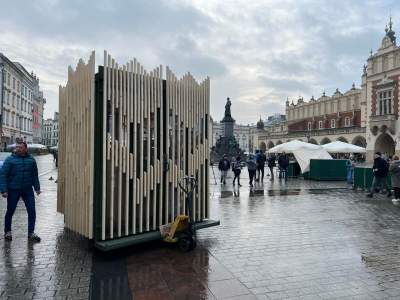 Na Rynku postawiono prototyp nowego stoiska dla kwiaciarek