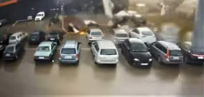 Wiatr zerwał dach ze sklepu Biedronka przy ulicy Półłanki: uszkodzone samochody