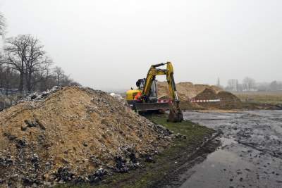 Głębokie wykopy na krakowskich Błoniach, obok budowa dużego parkingu