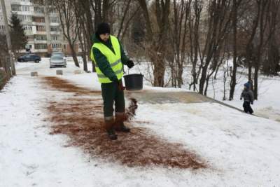 Zamiast solą chcą posypywać chodniki fusami z kawy