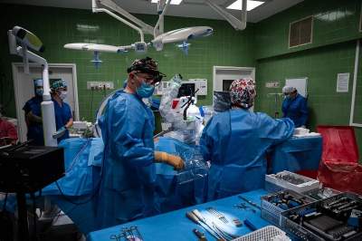 Nigdzie indziej nie operują tak kręgosłupa. Wybitny polski neurochirurg w akcji