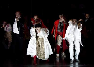 Genialne "Wesele" w reżyserii Jana Klaty znów na scenie, z biletami kłopot