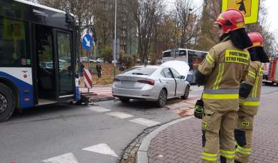 Wypadek autobusu komunikacji miejskiej, trzy osoby ranne