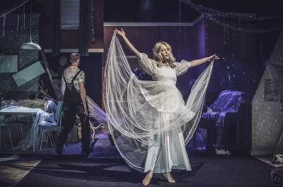 W tym teatrze nie ma wakacji. Premiera sztuki o pracy pod presją czasu i oczekiwań dyrekcji