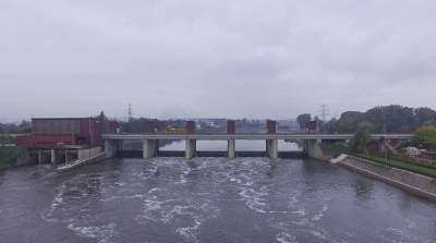 Dramatyczne wydarzenie na stopniu Dąbie. Policjant ratował natolatka, który wpadł do Wisły